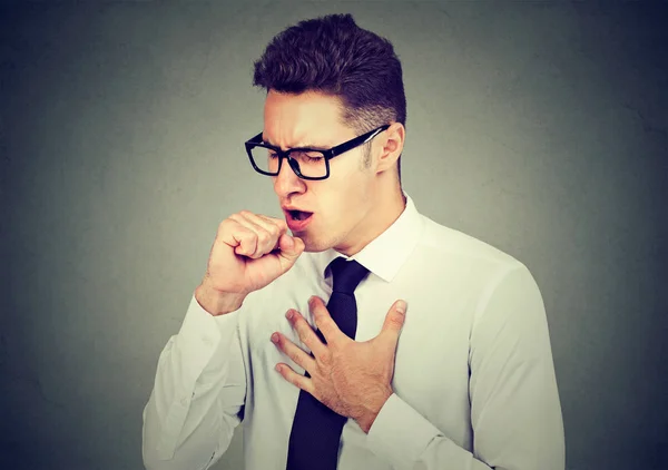 Uomo malato tosse con post nasale gocciolamento tenendo pugno in bocca — Foto Stock