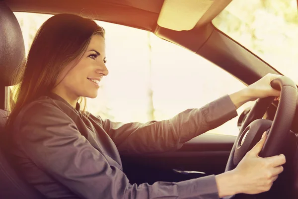 Mujer feliz conduciendo un coche — Foto de Stock