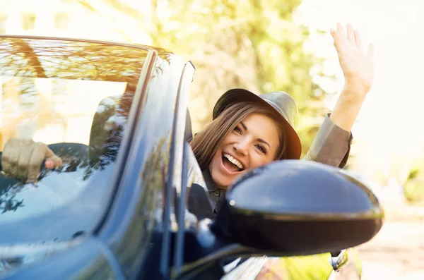 Foto de una joven mujer disfrutando de un viaje en un convertible amando la brisa en su cara — Foto de Stock