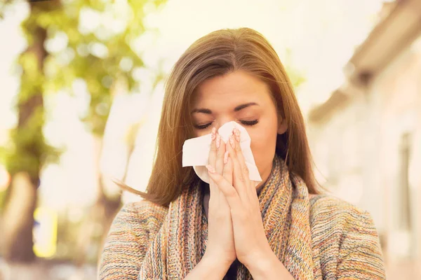 Mujer con síntomas de alergia sonando la nariz — Foto de Stock