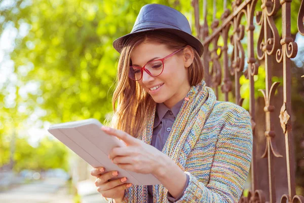 Tablet bilgisayar açık havada kullanan mutlu kadın 