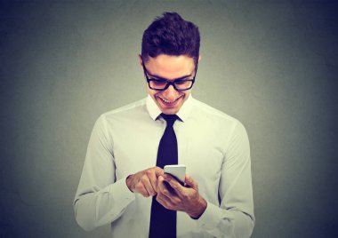 Cep telefonu kullaranarak yakışıklı mutlu genç iş adamı 