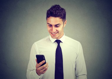 Bir cep telefonu kullanarak yakışıklı iş adamı