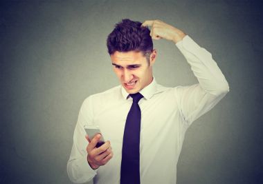Having zahmetli ile onun smartphone clueless karışık iş adamı.