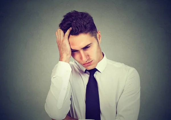 Porträt eines depressiven jungen Geschäftsmannes. — Stockfoto