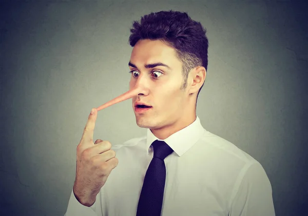 Üzleti ember hosszú orr. Hazug koncepció. — Stock Fotó