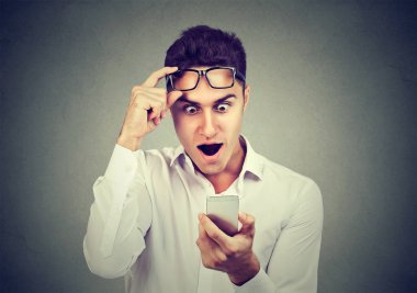 Şok genç adam akıllı telefon haber okuma arıyorum 