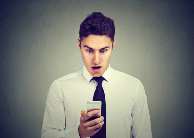 Cep telefonunu kontrol şok iş adamı