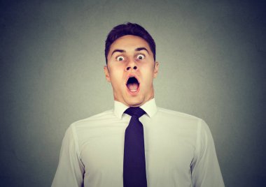 Bir şok korkmuş adam portresi