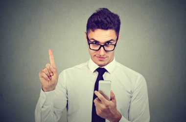 İşadamı gösterilen smartphone ile Hayır, parmak ile dikkat el jest. Tehlikeli yetişkin içeriği engelleme. Ebeveyn kontrolü kavramı