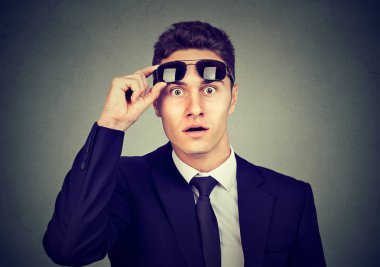 Gözlüklerini alarak sürpriz genç iş adamı