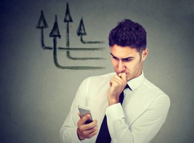 Cep telefonu mesaj göndermesini kullanarak düşünceli iş adamı