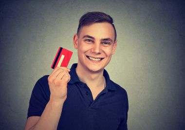 Bir mutlu bir adam gösteren kredi kartı portresi 