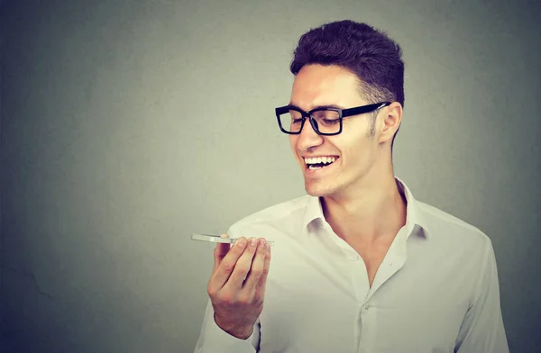 Hombre usando una función de reconocimiento de voz de teléfono inteligente en línea — Foto de Stock