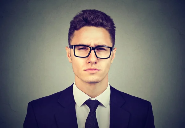 Joven hombre de negocios serio en gafas — Foto de Stock