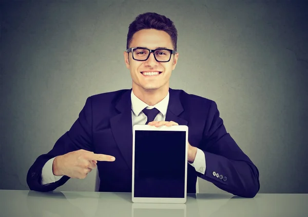 Молодий щасливий бізнесмен показує планшет — стокове фото