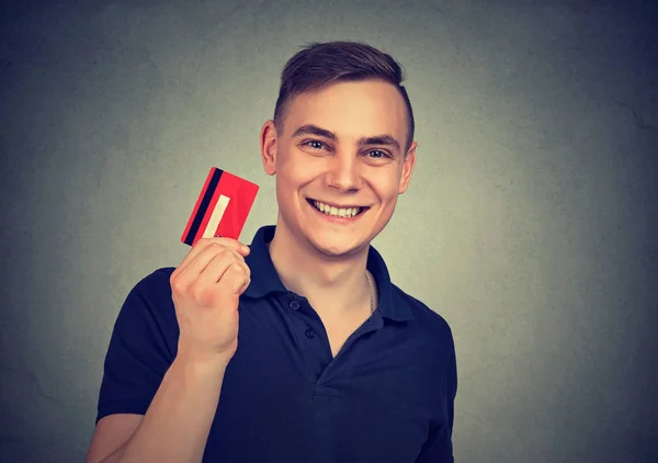 Portret szczęśliwy człowiek wyświetlone karty kredytowej — Zdjęcie stockowe