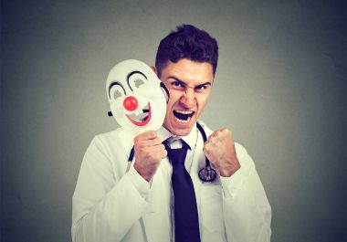 Kızgın doktor maskesi gülümseyen kapalı alarak 