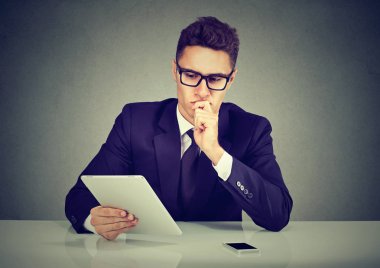 Bir seçim yapma tablet vasıl arıyorum ciddi yakışıklı iş adamı 