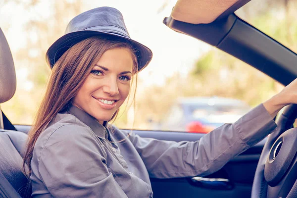 Feliz joven mujer conduciendo convertible en día soleado —  Fotos de Stock