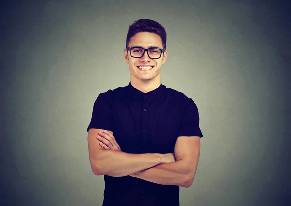 Retrato de un hombre sonriente en gafas — Foto de Stock