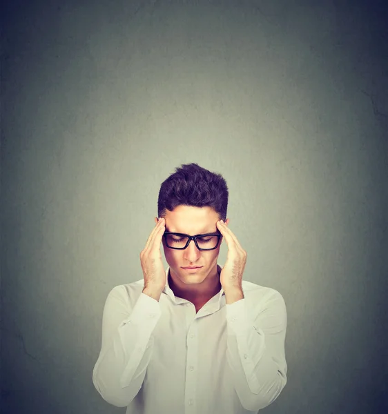 Homme stressé pensant intensément se concentrer — Photo