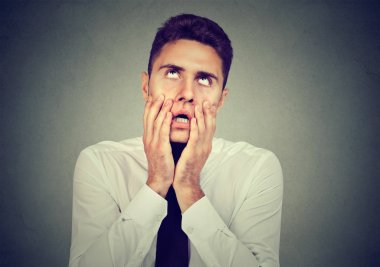 Gri arka plan üzerinde izole umutsuz iş adamı 