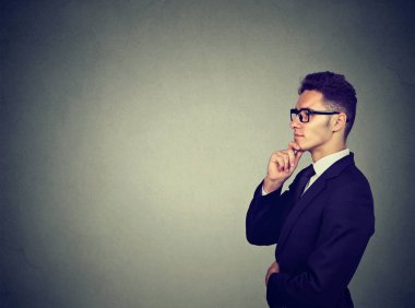 Bir düşünceli iş adamı yan profil portresi 