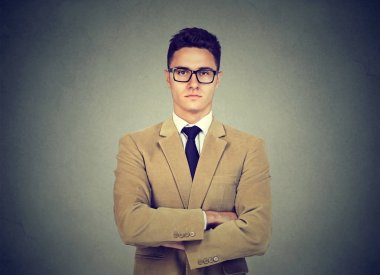 Kendinden emin bir ciddi genç işadamı portresi 