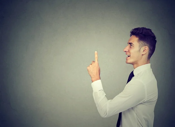 ¡Eureka! Joven hombre de negocios con un dedo arriba — Foto de Stock