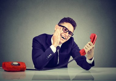 Bir telefonda konuşurken aşık genç adam 