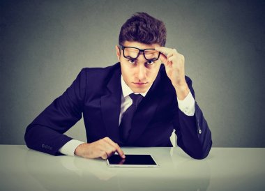 Kameraya seyir defteri bilgisayar ile ciddi iş adamı 