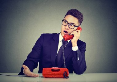 Şok tiksinti genç alıcı kötü haber telefonda adam. 