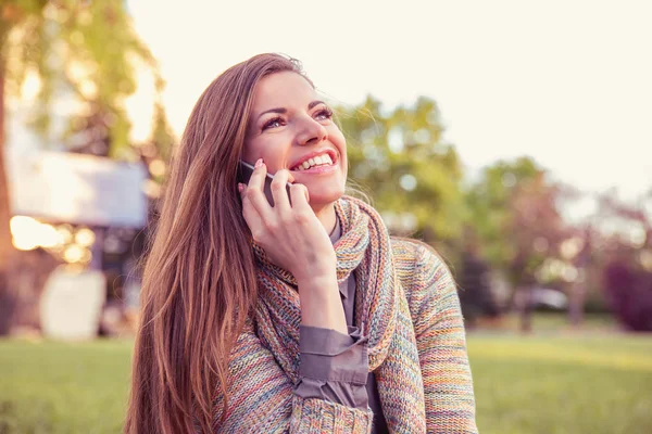 Ung Kvinna Talar Mobiltelefon Casual Vacker Flicka Med Smartphone Leende — Stockfoto