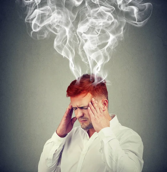 Mannen med huvudet rökning från problem — Stockfoto