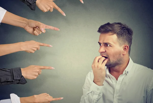 Man bang met de publieke opinie — Stockfoto