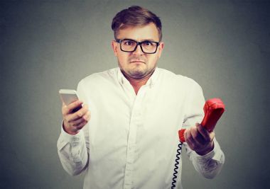 Telefonları farklı tipleri ile karışık adam