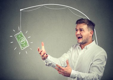 Açgözlü adam dolarlık banknot için isteyen