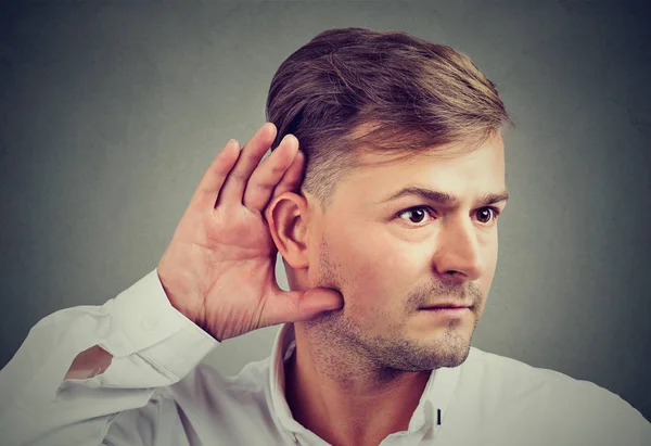 Mannen lyssnande skvaller med intresse — Stockfoto