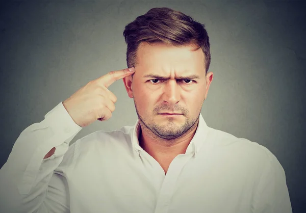 Stressad man pekar på temple — Stockfoto