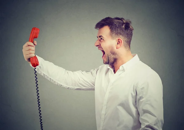 Hombre enojado gritando al teléfono — Foto de Stock