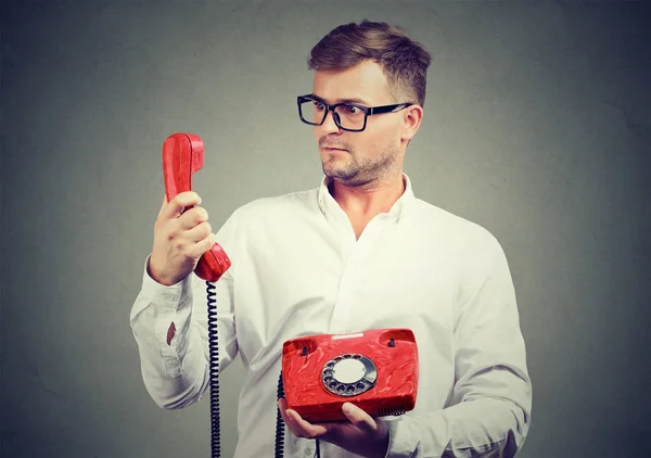 Überraschter Mann erkundet altes Handy — Stockfoto