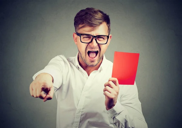 Uomo urlando e dando cartellino rosso — Foto Stock