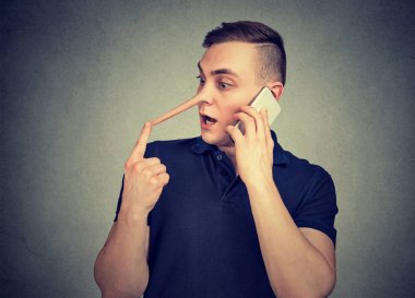 Smartphone üzerinde konuşurken yatan adam