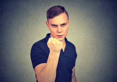 Agresif adam eliyle tehdit