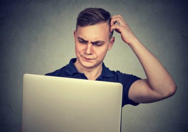 dizüstü bilgisayar ile karışık genç adam