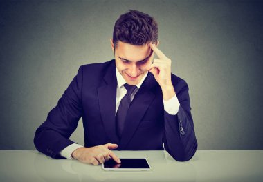 Şık kendine güvenen adam tablet kullanma