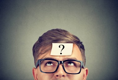 Adam gözlük kadar şaşkın bakıyor