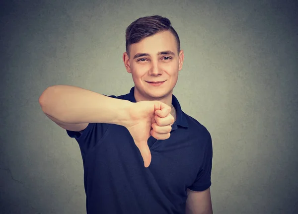 Uomo dando tasso cattivo cercando deluso — Foto Stock