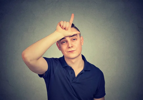 Hombre mostrando signo perdedor ofensivo — Foto de Stock